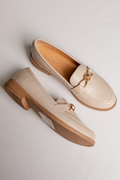 A pair of women&
