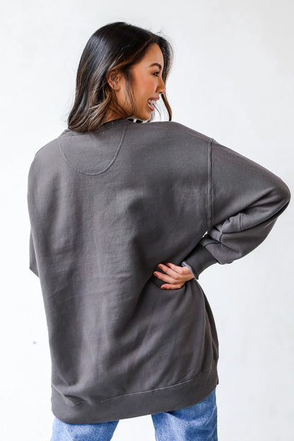 This comfy sweatshirt is designed with a soft and stretchy knit with a fleece interior. It features a crew neckline, long sleeves, a relaxed fit, and the words "Atlanta Georgia" on the front.